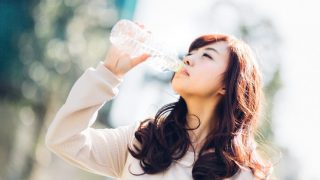 ごくごく水を飲む女性