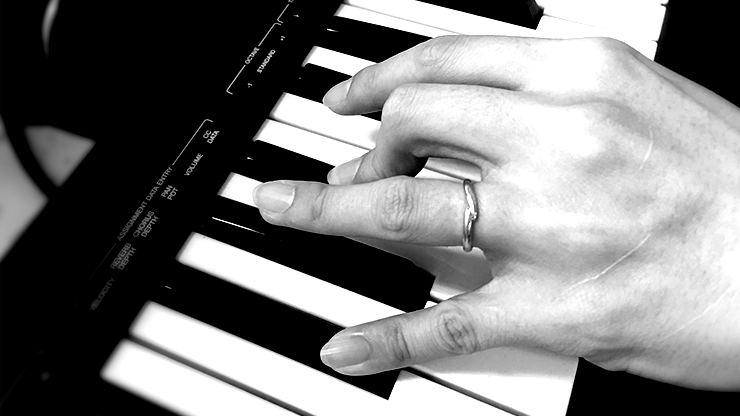 ピアノを弾く左手
