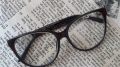 テキストがメガネのレンズで相対的にサイズ変化しているイメージ