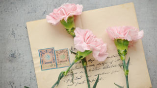 花と手紙のイメージ